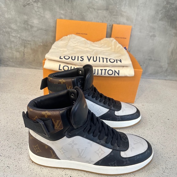 Authentic LV Rivoli sneaker size 43 EURO / 10 US - Picture 4 of 8